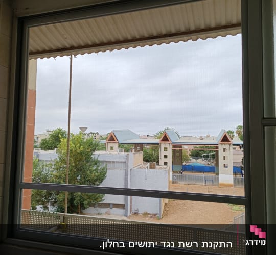 חלון אלומיניום עם מסגרת מתכתית